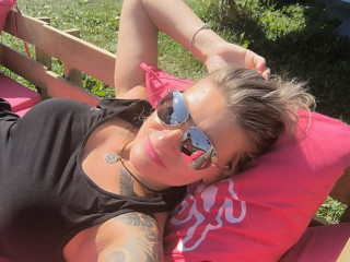 Alter: 45 / Zwilling - Alter: 175 / schlank - Geschlecht: weiblich - Ausrichtung: bisexuell - Haare: blond / lang - Piercing: Bauchnabel - bewebmaster-Alter: D - Hautfarbe: gebräunt - Augen: grün - Rasur: teilrasiert